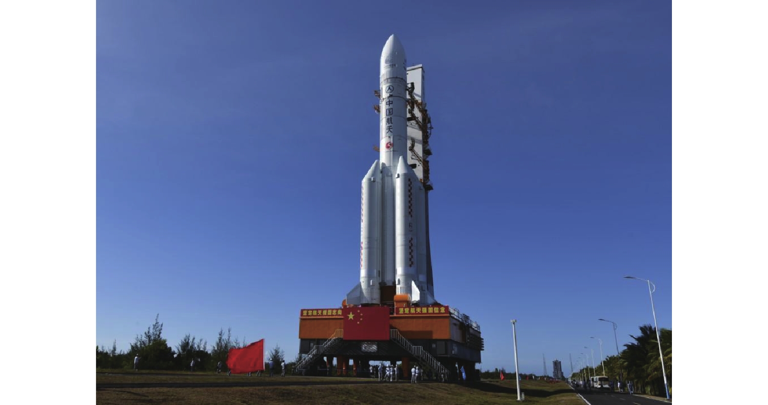 "长征五号"火箭箭载设备热真空试验